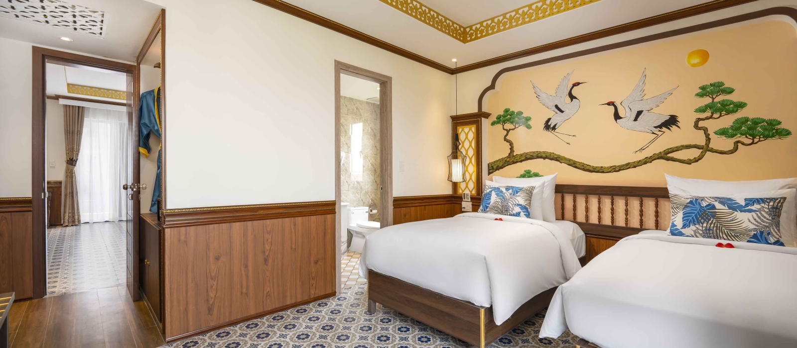 FAMILY CONNECTING SUITE
